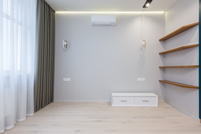 Jak przebiega montaż klimatyzacji na ścianie drewnianego domu w Limanowej?